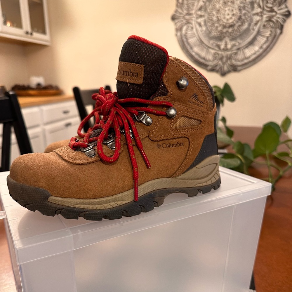 Columbia Women’s Hiking Boots (6.5 us)